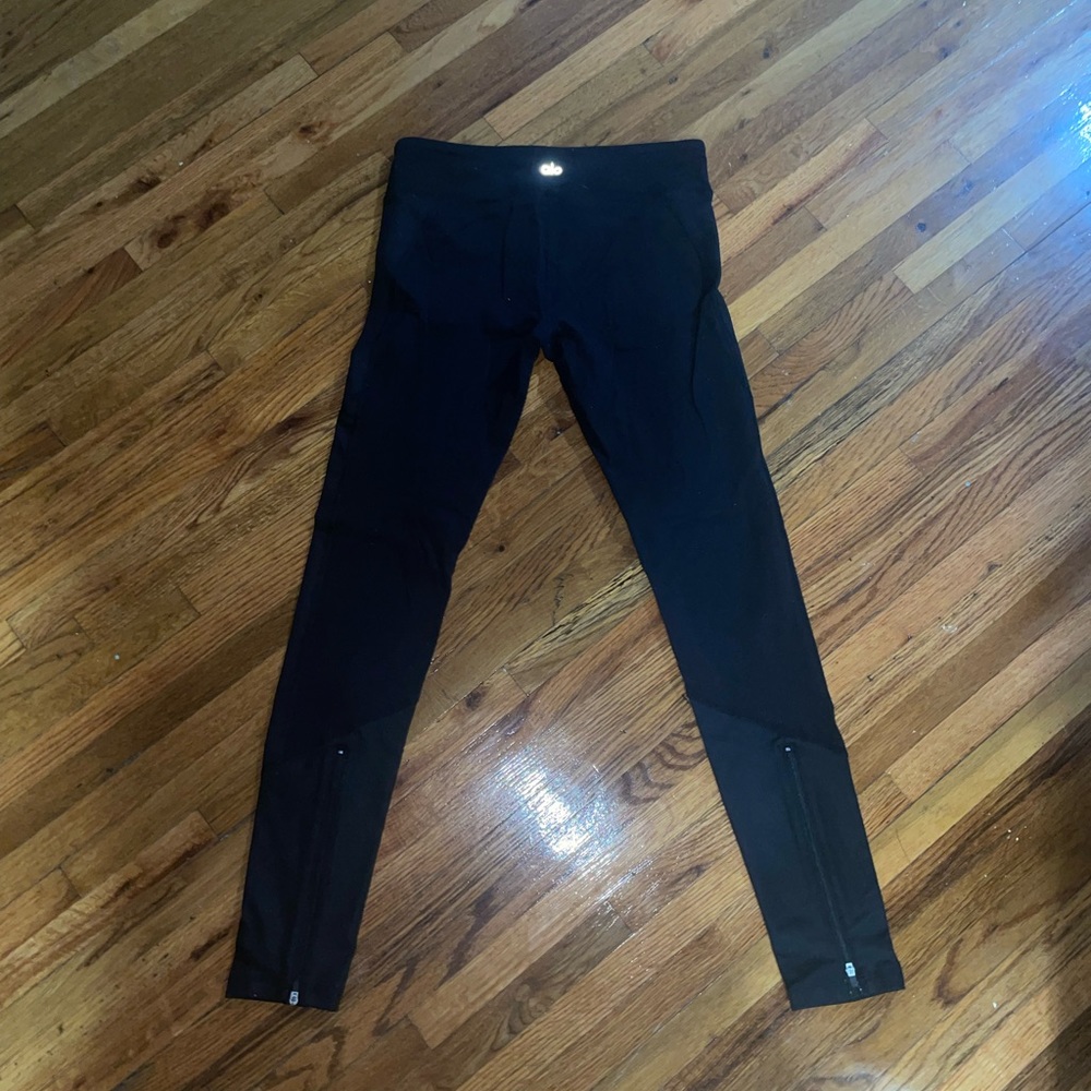 ALO YOGA leggings with Zipper detail on the back $50 OR BEST OFFER